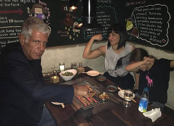 Bourdain, Busia và con gái Ariane dùng bữa tối sau khi vừa ly dị năm 2016. Ảnh: Instagram.