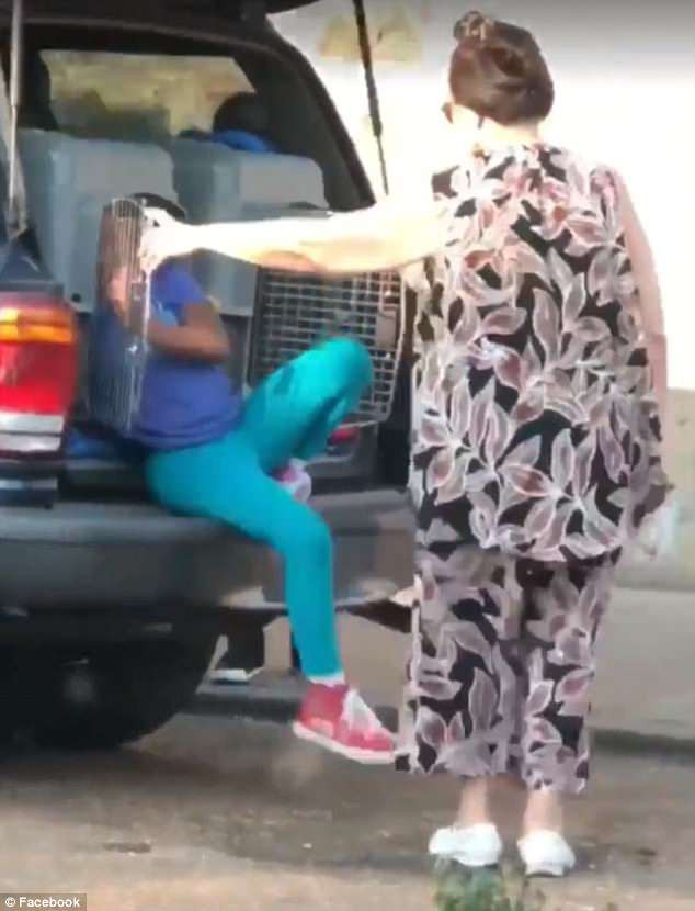 Sau khi nh&igrave;n thấy đứa trẻ bước ra từ cốp xe sau, người phụ nữ đi c&ugrave;ng đ&atilde; bị bắt. (Ảnh: Internet)