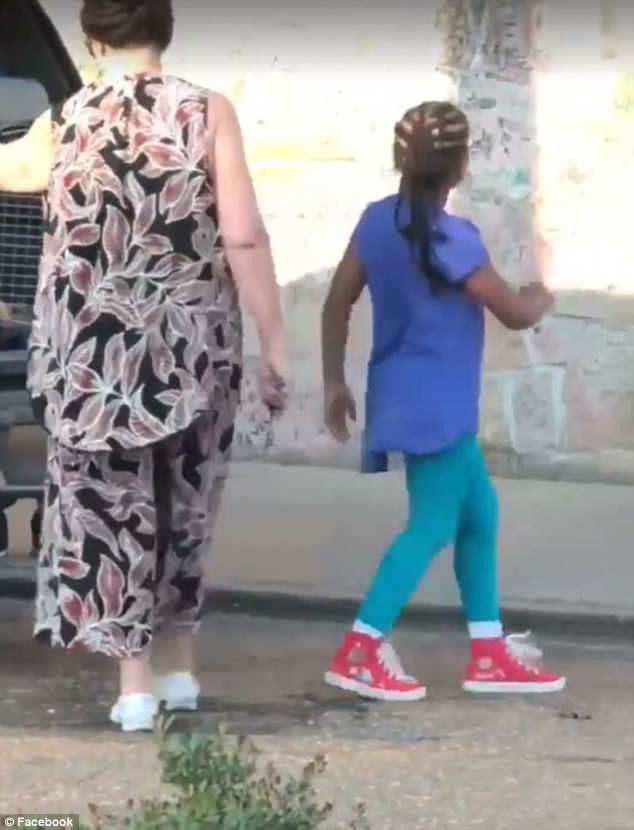 Những đứa trẻ n&oacute;i rằng người b&agrave; bảo ch&uacute;ng ngồi trong chuồng ch&oacute; v&igrave; kh&ocirc;ng c&oacute; chỗ tr&ecirc;n xe. (Ảnh: Internet)