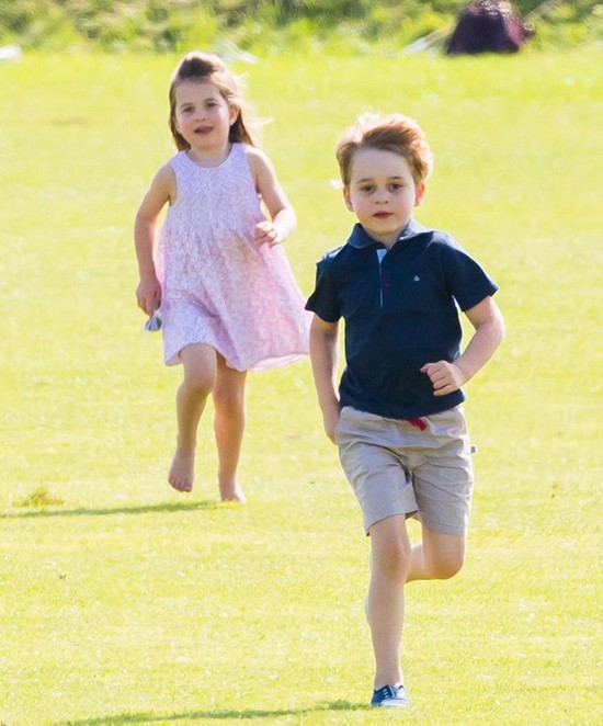 Prince George et la princesse Charlotte courent, sautent et jouent librement sur la pelouse. Photo : WireImage.