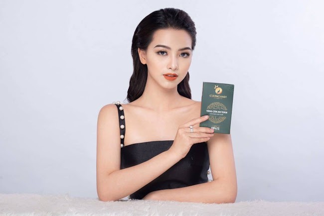 Hình ảnh CEO Nguyễn Nhật Anh cầm trà giảm cân CUONGANH