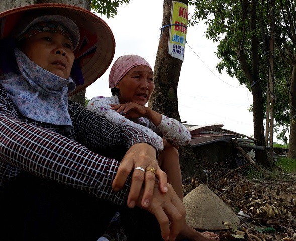 
Hai người phụ nữ trong thôn Quan Độ, xã Văn Môn tỏ ra hoang mang trước những hiểm họa từ làng nghề tái chế sắt vụn.
