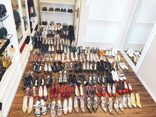 Giày của Phạm Hương đều đến các thương hiệu cao cấp như Valentino, Gucci, Manolo Blahnik, Christian Loubutin, Chanel... Có thể nói, cô đang sở hữu ước mơ của mọi cô gái.