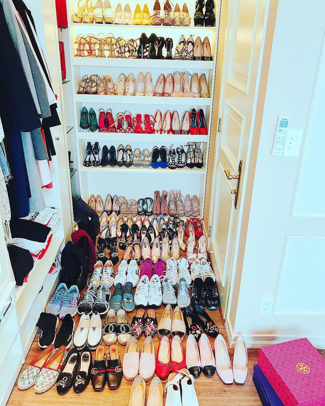 Thực tế điều này cũng không có gì là lạ bởi Phạm Hương thường có thói quen đã đi shopping là phải mua cả đống một lúc thế này.