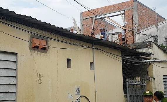 Thanh ni&ecirc;n ng&aacute;o đ&aacute; cố thủ tr&ecirc;n m&aacute;i nh&agrave;. Ảnh: Đ.Q.