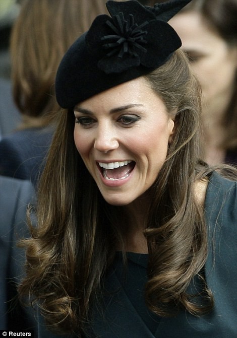 Kate được đánh giá cao trong lần xuất hiện đầu tiên cùng Nữ hoàng Anh.