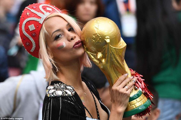 
Còn nữ cổ động viên người Nga lại hạnh phúc khi đội nhà giành chiến thắng.
