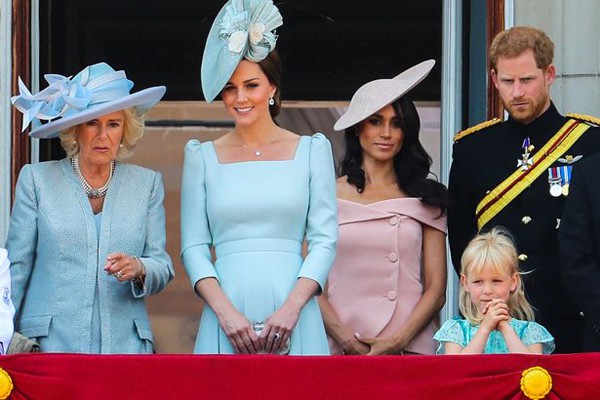 Bà Camilla và Kate đứng trước trong khi Meghan và Harry đứng phía sau trên ban công Điện Buckingham. Ảnh: WENN.