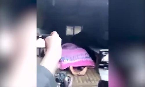 &Ocirc;ng chồng bị bắt quả tang ngoại t&igrave;nh do gặp sự cố d&iacute;nh chặt với bồ