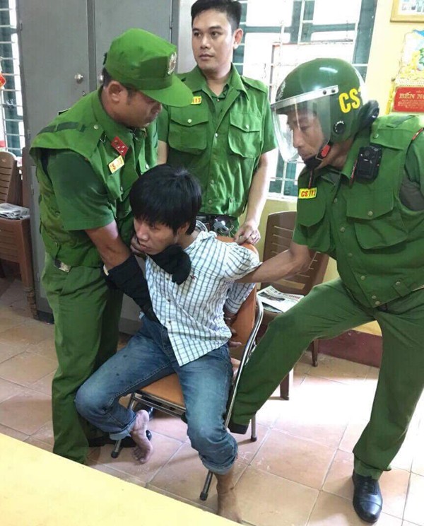 Lực lượng Cảnh sát 113 Công an Thừa Thiên- Huế bắt giữ đối tượng ngáo đá Huỳnh Thanh Duy.