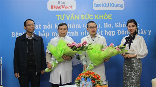 
Lương y Nguyễn Đình Cự (thứ 2 từ trái sang) – Khách mời chuyên gia tư vấn sức khỏe
