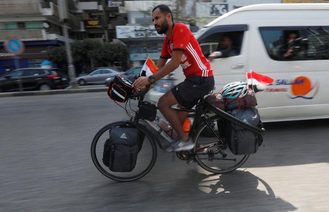 Mahmmed Nufal trên hành trình đi xem World Cup bằng chiếc xe đạp của mình
