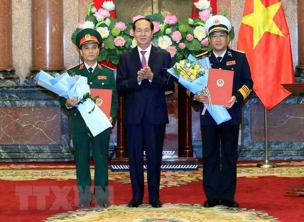 Chủ tịch nước Trần Đại Quang trao Quyết định thăng quân hàm cho thượng tướng Phạm Hồng Hương, Phó Đô đốc Hải quân Phạm Hoài Nam.