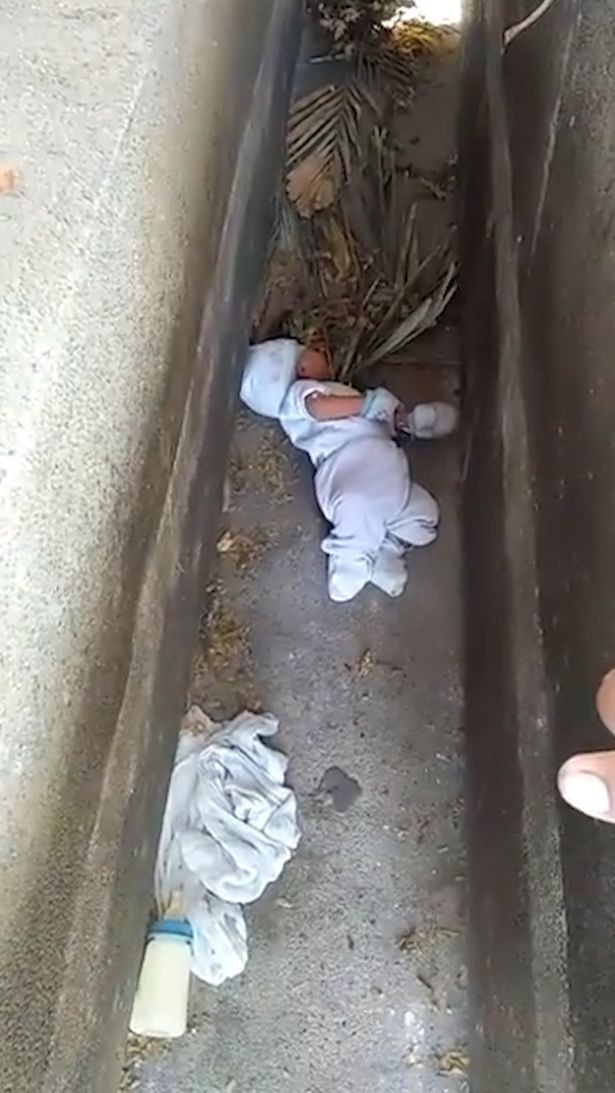 Cậu bé 2 tháng tuổi bị mẹ vứt bỏ ở giữa 2 ngôi mộ.