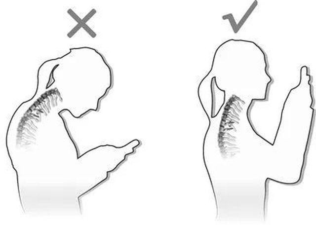 
Tư thế đúng khi xem điện thoại di động.
