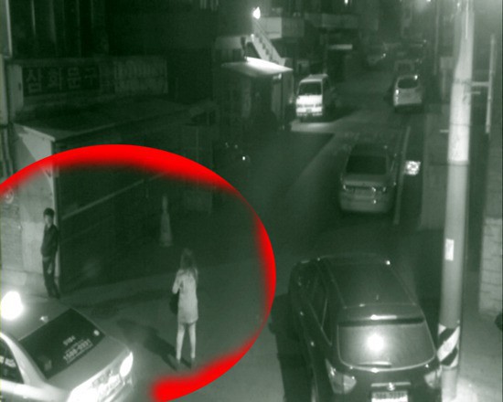 Hình ảnh được ghi lại từ camera an ninh cho thấy Wu nấp đằng sau trụ điện thoại chờ đợi ra tay bắt cóc nạn nhân.