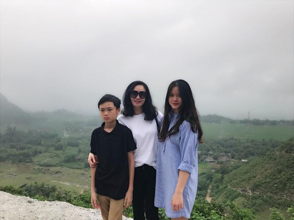 
Quách Thu Phương và hai con lớn chụp trong chuyến về Hòa Bình, thăm quê ngoại.

