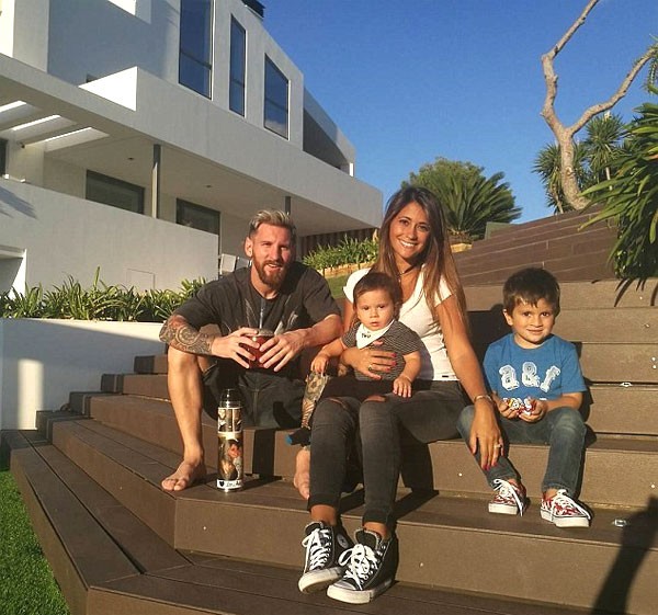 Messi và vợ con tại biệt thự.
