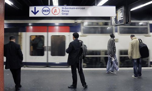 Công ty vận hành tuyến tàu điện ngầm RER A ở Paris đã miễn phí 25 năm đi tàu cho bé trai được sinh ra trên tàu hôm 18/6. Ảnh: UPI.