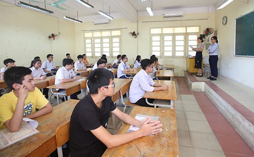 Ngoài thí sinh, các cán bộ làm thi cũng không được mang thiết bị thu phát vào phòng thi. Ảnh: Ngọc Thành.