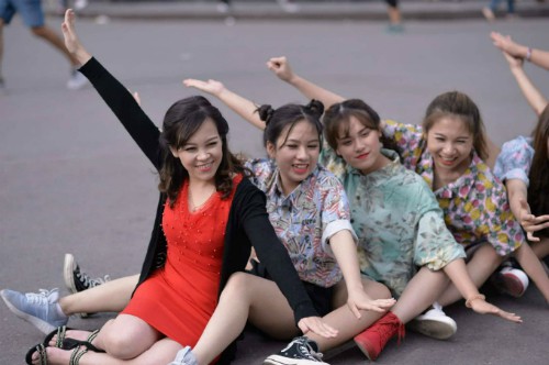 Cô Ánh Hồng bên những nữ sinh lớp 12A8. Ảnh: NVCC