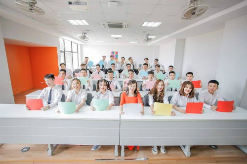 Cô Ánh Hồng (giữa hàng đầu) và tập thể lớp 12A8. Ảnh: NVCC