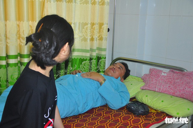 Ông Lành bị đánh bị thương đang nằm điều trị tại Bệnh viện đa khoa tỉnh Quảng Trị - Ảnh: Q.NAM