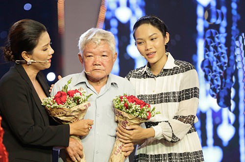 Kiều Trinh và cha, con gái - Thanh Tú -  (phải) diễn xuất trên sân khấu.