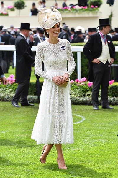 Kate mặc váy ren trắng khi dự Royal Ascot năm 2016. Ảnh: Reuters.