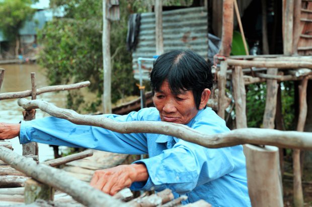 Học trò tuy chỉ gắn bó với bà dăm bữa trên sông nhưng cũng bày tỏ tấm lòng với người huấn luyện viên nơi xóm nhỏ. “Có bữa tụi nhỏ đi câu được con cá, đợi tới cuối buổi học mới dám mang ra nói tụi con tặng bà Sáu mang về kho ăn cơm. Thấy thương tụi nó lắm!”