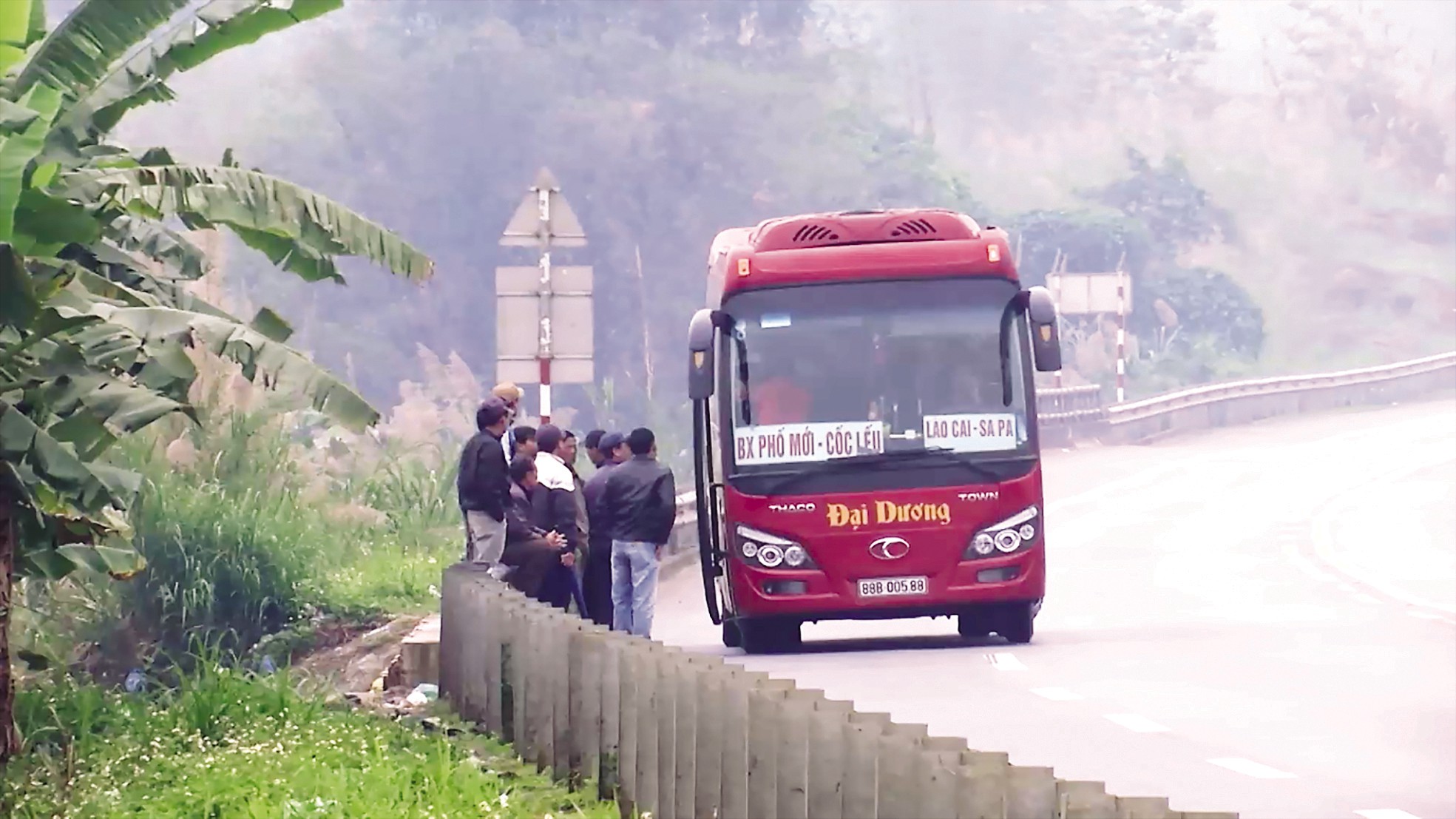 Xe khách dừng đón trả khách trái quy định trên cao tốc Nội Bài – Lào Cai, tiềm ẩn nguy cơ tai nạn giao thông. Ảnh: Nhật Tân