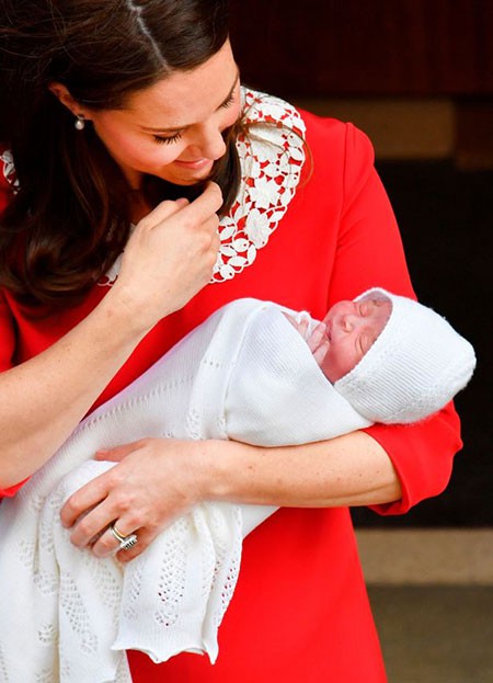 Kate ôm con trai khi vừa sinh được 7 tiếng. Ảnh: AFP.