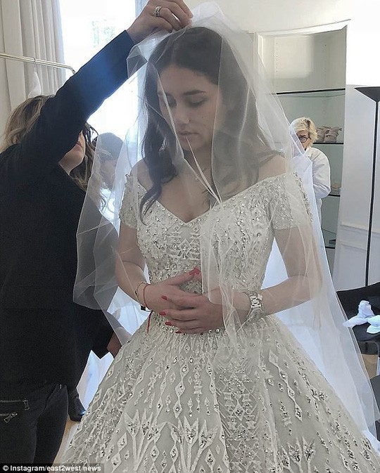 Chiếc váy cưới trị giá hơn 200.000 USD. Ảnh: Instagram