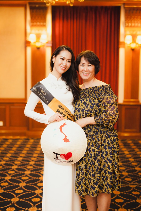 
Dương Thùy Linh và mẹ đẻ là Tiến sĩ Kinh tế, hiện bà đang là quyền Hiệu trường Đại học Lao động Xã hội.

