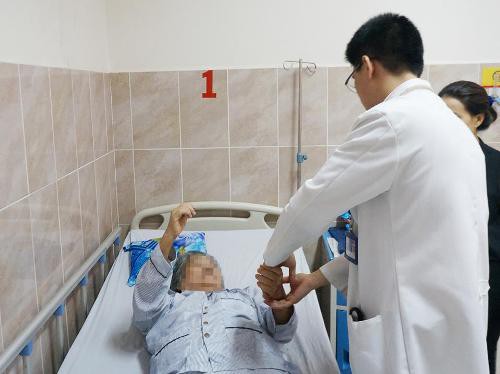 Bệnh nhân được bác sĩ thăm khám tập vật lý trị liệu sau mổ. Ảnh do bệnh viện cung cấp.