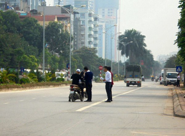 Môi giới xuống đường tìm khách (Ảnh:Tuấn Linh)