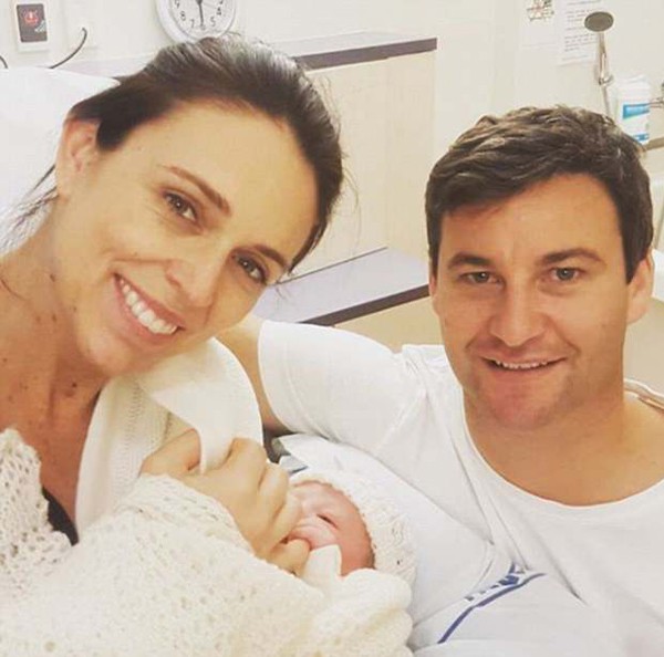 Thủ tướng New Zealand bên chồng và con gái mới sinh trong bệnh viện Thành phố Auckland. Ảnh: Instagram.
