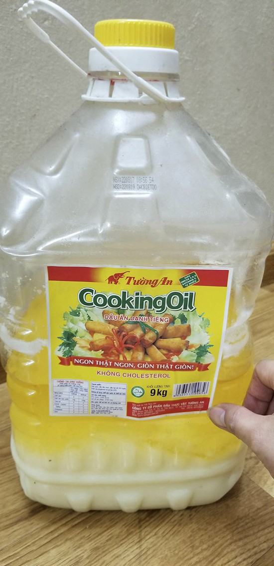 Chai dầu ăn mang nhãn hiệu CookingOil có hiện tượng kết tủa, do độc giả cung cấp.