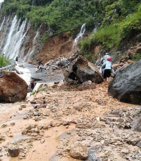 
Đường lên huyện Quản Bạ bị những tảng đá nặng hàng tấn chắn ngang.
