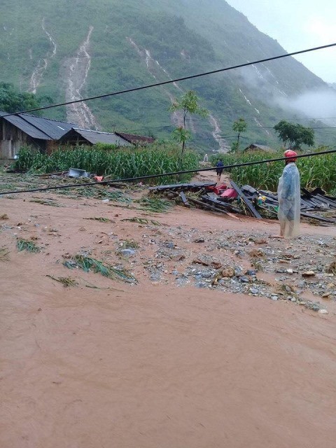 
Một ngôi nhà gỗ bị đổ sập trước mưa lũ.
