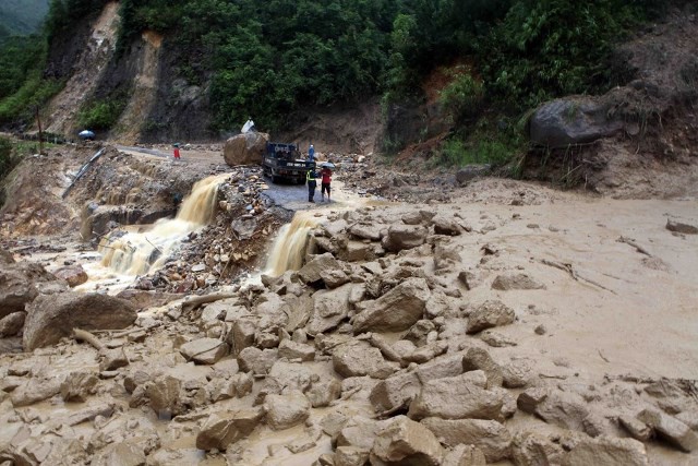 Tuyến đường quốc lộ 4D đoạn Km75 Lai Châu đi Lào Cai, bản Chu Va 12, xã Sơn Bình, huyện Tam Đường tiếp tục bị sạt lở đất đá. Ảnh: Quý Trung