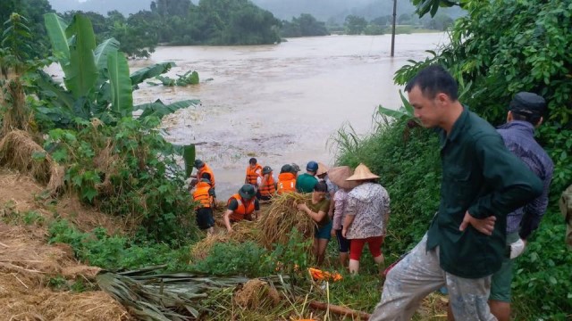 
Lực lượng chức năng giúp người dân khắc phục hậu quả sau bão lũ. Ảnh: Nguyễn Hiền
