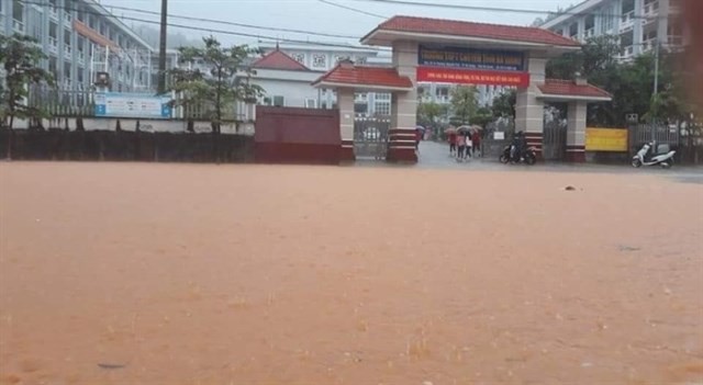 
Nước ngập sâu trước cổng trường Trung học Phổ thông Chuyên tỉnh Hà Giang.
