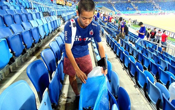 Cổ động viên nhặt rác sau trận đấu khiến hình ảnh Nhật Bản trở nên đẹp hơn trong mắt bạn bè thế giới.