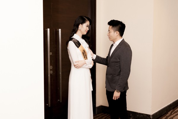 
Ông xã Dương Thùy Linh kịp thời bay sang Singapore để cổ vũ vợ.
