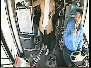 Tức giận v&igrave; bị t&agrave;i xế nhắc nhở, c&ocirc; g&aacute;i đột ngột đạp ch&acirc;n phanh khiến h&agrave;nh kh&aacute;ch ng&atilde; d&uacute;i dụi.