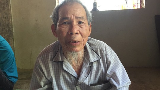 Cụ Lụa cho rằng cụ Cụt bị t&acirc;m thần n&ecirc;n mới x&iacute;ch lại ngo&agrave;i vườn