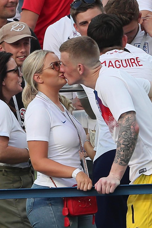 Các sao tuyển Anh được người thân chào đón ở sân bay. Thủ môn Jordan Pickford và bạn gái Megan trao nhau nụ hôn ngọt ngào.