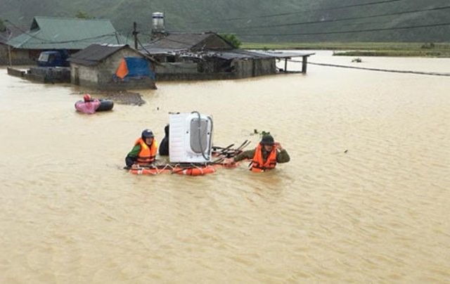 
Công an huyện Sìn Hồ giúp người dân bản Hoàng Hồ di dời đồ đạc khỏi vùng ngập lụt. Ảnh: Bùi Chiến
