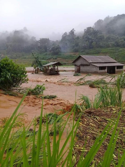 
Nhà của người dân bị nước lũ bao vây.
